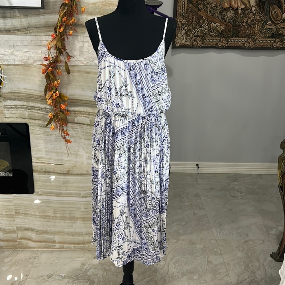 H & M White Blue Pleated Waist Tie Inner Lined  Midi‎ Dress. Size M